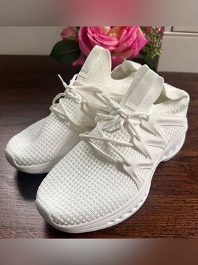 NWT Pujcs slip on sneakers, size 41/10.5US